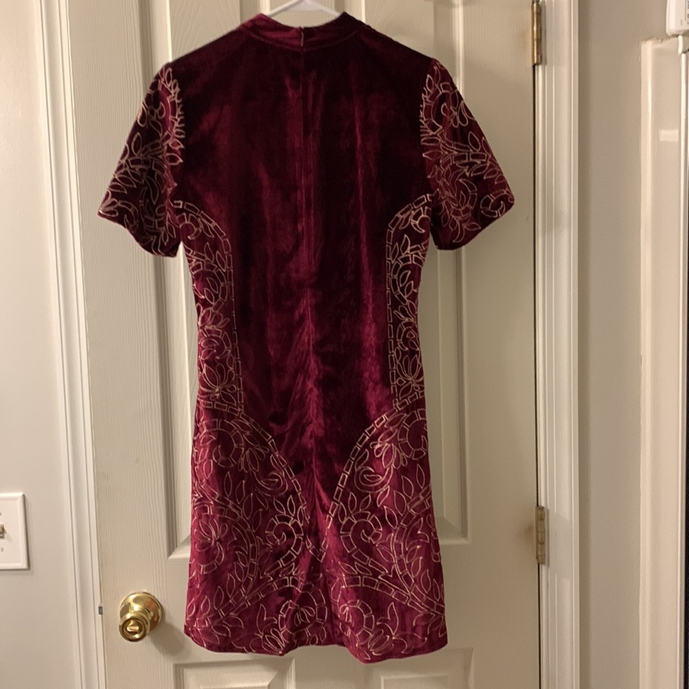 Gorgeous maroon valor dress with good stitching design. Size small - Picture 4 of 5